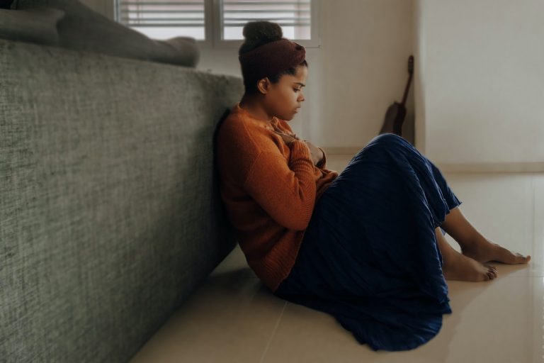 A woman having an anxiety attack that could benefit from using meditation to help